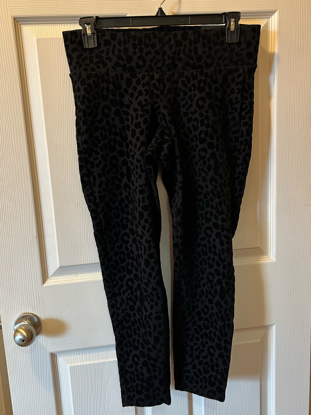 Torrid size 00R (10) Black Leopard Velvety Textured Ankle Pants Slim Fit NWT